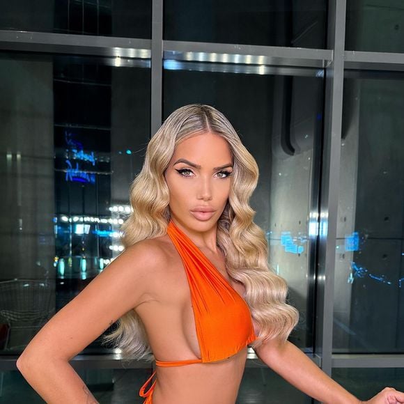 Eh bien de la candidate de télé-réalité Manon Tanti

Manon Marsault prend la pose sur Instagram