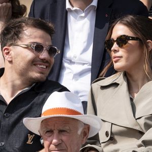 Antoine Dupont et Iris Mittenaere en tribunes lors de la finale messieurs des Internationaux de France de Tennis de Roland Garros 2025 (jour 15), à Paris, France, le 8 juin 2025. © Cyril Moreau/Bestimage
