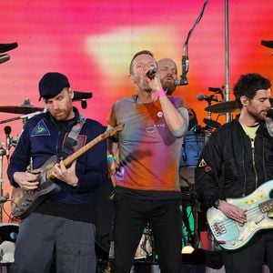 Photo d'archives du 31/05/23 de Coldplay en concert à l'Ethiad Stadium de Manchester dans le cadre de leur tournée mondiale Music Of The Spheres. Coldplay va rééditer neuf de ses albums précédents sur des disques transparents fabriqués à partir de bouteilles en plastique recyclées. Les EcoRecords sont censés réduire de 85 % les émissions de carbone au cours du processus de fabrication par rapport à la production traditionnelle de vinyles. Date d'édition : Vendredi 20 juin 2025. ... Coldplay réédite ses albums sur des disques fabriqués à partir de bouteilles en plastique recyclées ... 19-06-2025 ... UK ... Le crédit photo doit être lu comme suit : Peter Byrne/PA Wire : Peter Byrne/PA Wire. Numéro de référence unique : 80722429 ... Le crédit photo doit se lire comme suit : Peter Byrne/PA Wire : Peter Byrne/PA Wire