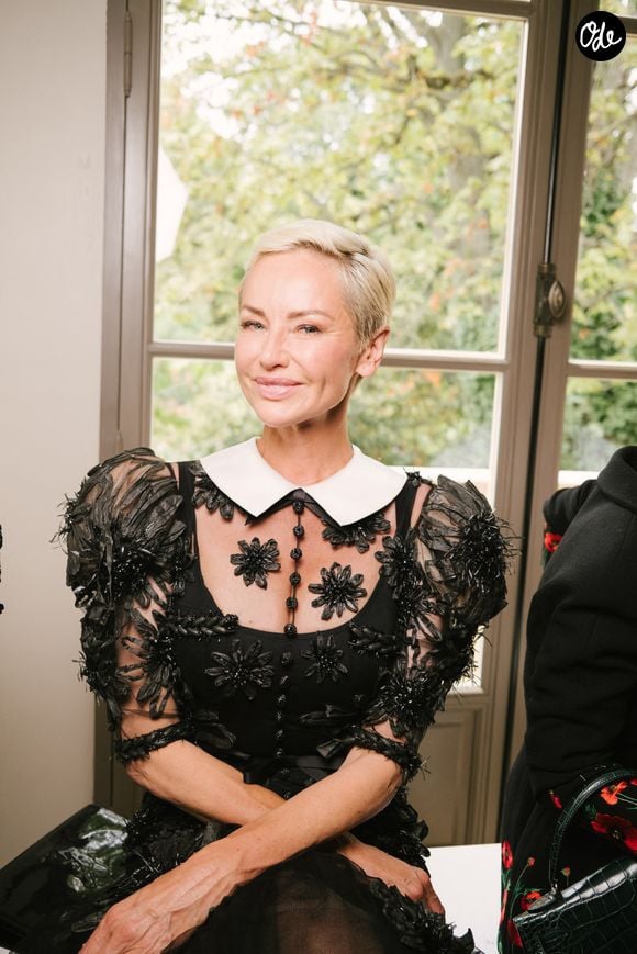 Une fois sur place, mère et fille ont profité des eaux turquoise, à proximité de requins à pointes noires.

Adriana Karembeu au front row du défilé de mode Yanina Couture Collection Haute Couture Automne/Hiver 2026-2027 lors de la Fashion Week de Paris (PFW) au Pavillon Gabriel, France, le 7 juillet 2026.

© Sam Delpech/Bestimage