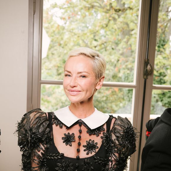 Une fois sur place, mère et fille ont profité des eaux turquoise, à proximité de requins à pointes noires.

Adriana Karembeu au front row du défilé de mode Yanina Couture Collection Haute Couture Automne/Hiver 2026-2027 lors de la Fashion Week de Paris (PFW) au Pavillon Gabriel, France, le 7 juillet 2026.

© Sam Delpech/Bestimage