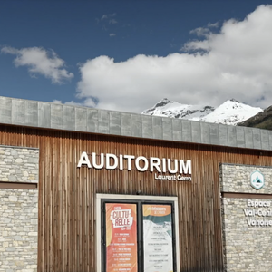 Très actif à Lanslebourg, il a un auditorium à son nom et a créé un festivla.

Laurent Gerra présente ses coins préférés de Savoie dans l'émission Chroniques d'en haut de France TV le 12 novembre 2025. Capture d'écran/France TV
