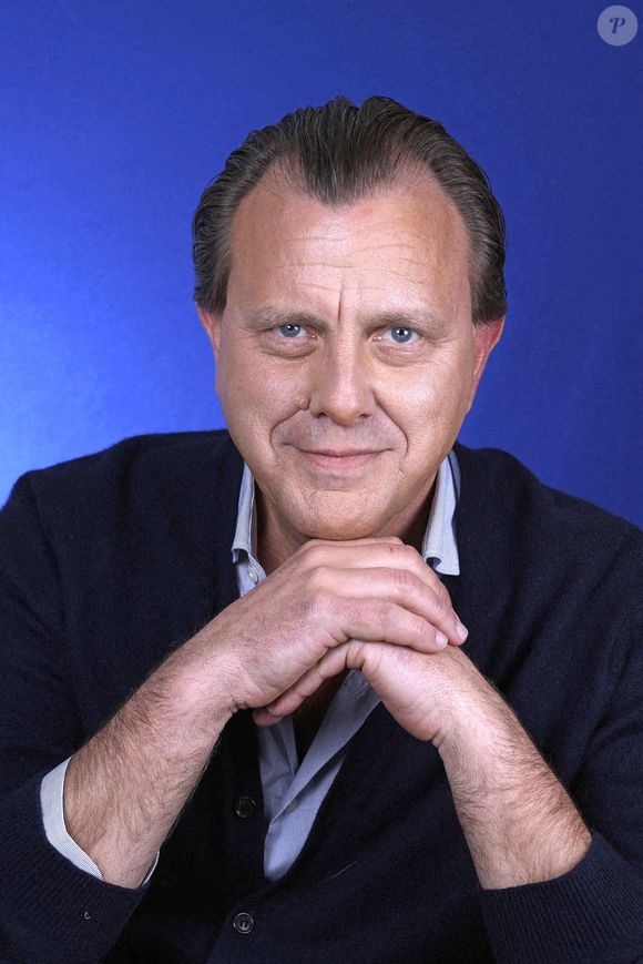 Claude François Junior pose lors d'une séance de portrait à Paris, France, le 6 mars 2024. Photo par Vim/Abaca