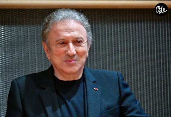 Le présentateur de télévision Michel Drucker participe à une audition devant la commission d'enquête parlementaire sur la neutralité, le fonctionnement et le financement de la radiodiffusion publique à l'Assemblée nationale à Paris, en France, le 31 mars 2026. © Christian Liewig/Bestimage