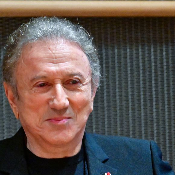 Le présentateur de télévision Michel Drucker participe à une audition devant la commission d'enquête parlementaire sur la neutralité, le fonctionnement et le financement de la radiodiffusion publique à l'Assemblée nationale à Paris, en France, le 31 mars 2026. © Christian Liewig/Bestimage