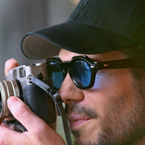 En 2019, François Civil avait déjà évoqué l’existence d’une compagne « hyper intelligente », sans révéler son identité.

François Civil à Roland Garros à Paris le 8 juin 2025. Photo par Franck Castel/ABACAPRESS.COM