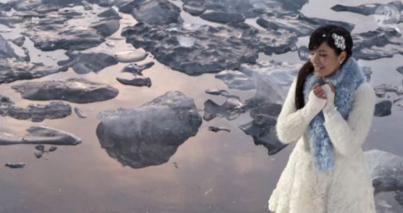 La chanson a connu un regain de popularité grâce à TikTok et aux reprises internationales.

Indila dans le clip de son single "Love Story".