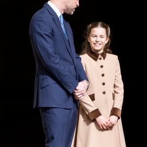 Le prince William, prince de Galles, et sa fille la princesse Charlotte de Galles - Les membres de la famille royale britannique assistent à l'office de Pâques à la chapelle Saint-Georges du château de Windsor, Royaume Uni, le 5 avril 2026. © GoffPhotos/Bestimage