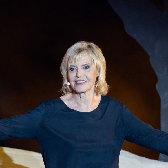 Exclusif - Chantal Ladesou - Enregistrement de l'émission "L'humour à la plage" pour la 2eme édition du festival de Juan les Pins à la pinède Gould le 27 juin 2025. C'est l'humoriste français Kev Adams qui a initié et mis en scène ce festival dans la ville de ses grand-parents où il a passé ses vacances quand il était plus jeune. Sa grand-mère fait partie du Show aux côtés d'un plateau d'humoristes exceptionnels.
Après le succès de la première édition, TF1 et Kev Adams vous donnent rendez-vous pour une nouvelle soirée d’humour inédite et festive. Tourné face à la mer, dans l’écrin magique de la pinède Gould à Juan-les-Pins, « L’Humour à la Plage » revient pour une 2e édition encore plus ambitieuse : un grand show à ciel ouvert, pour rire ensemble et démarrer l’été en beauté. 
Une carte postale en guise de scène avec une ambiance unique; Imaginé comme une véritable fête de l’humour à ciel ouvert, sous les pins, les pieds dans le sable et la tête dans les étoiles, « L’Humour à la Plage » rassemble le temps d’un soir les plus grands noms de l’humour avec des duos inédits, des sketchs exclusifs, des impros, des happenings, des surprises… et une énergie communicative portée par un public survolté. 
Une programmation exceptionnelle qui donne le sourire; Pour cette 2ème édition, Kev Adams s’est entouré de Gad Elmaleh, Camille Lellouche, Maxime Gasteuil, Élodie Poux, Franck Dubosc, Marine Leonardi, Anne Roumanoff, Chantal Ladesou, Marie s’infiltre, Nino Arial, Az, Titoff, Kody… Et de nombreux invités-surprise que vous n’avez jamais vus sur la scène d’un gala d’humour.
Un spectacle familial, solaire et intergénérationnel; Conçu pour rassembler toutes les générations, « L’Humour à la Plage » promet de faire du rire un moment de fête. Un show festif, solaire, et populaire, à savourer ensemble pour bien démarrer l’été.
L'émission du e gala « L'Humour à la Plage » sera diffusése sur TF1 le 15 juillet à 21h10 pour une soirée unique de rires et de surprises ! © Bruno Bebert / Bestimage