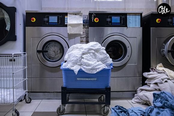 Mettre des boules de papier aluminium dans la machine à laver : pourquoi cette astuce séduit de plus en plus.