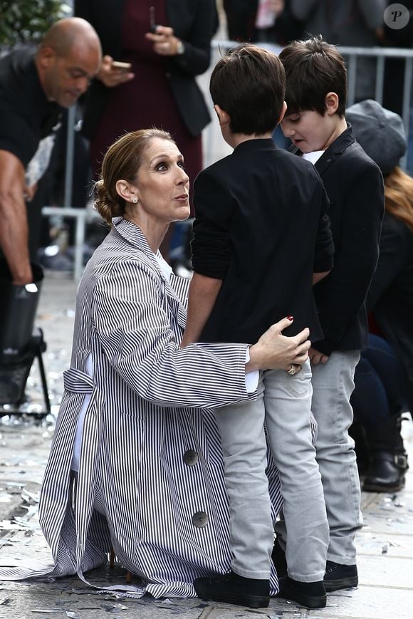 Eddy et Nelson Angelil - Celine Dion quitte l'hôtel Royal Monceau avec ses enfants et prend un jet privé au Bourget le 10 août 2017. (Agence/Bestimage).