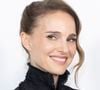 Selon le journal, il est accusé d'avoir inondé de mails celle qu'il considérait comme "la femme de ses rêves". Le quinquagénaire serait même allé jusqu'à se présenter devant son domicile à Paris.
Natalie Portman au greeting du défilé Christian Dior Mode Féminine Prêt-À-Porter Automne/Hiver 2025-2026 lors de la Fashion Week de Paris (PFW), à Paris, France, le 4 mars 2025. © Olivier Borde/Bestimage