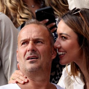Roger Erhart et sa compagne Delphine Wespiser, Miss France 2012 - Célébrités dans les tribunes des internationaux de France de Roland Garros à Paris le 31 mai 2022. © Cyril Moreau - Dominique Jacovides/Bestimage