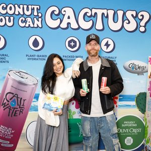 Vanessa Hudgens et Oliver Trevena visitent Expo West pour leur marque Caliwater Cactus Water à Anaheim, CA, USA le 6 mars 2025. Photo par Rachpoot/INSTARimages/ABACAPRESS.COM
