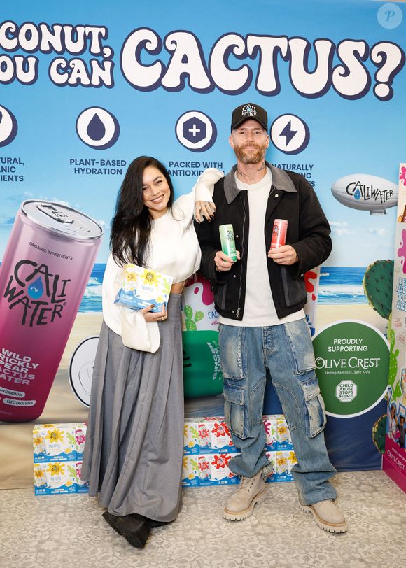 Vanessa Hudgens et Oliver Trevena visitent Expo West pour leur marque Caliwater Cactus Water à Anaheim, CA, USA le 6 mars 2025. Photo par Rachpoot/INSTARimages/ABACAPRESS.COM