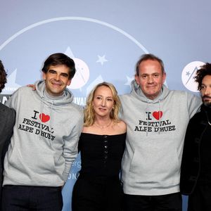 Parmi les autres invités, on a pu retrouver aussi Mélanie Doutey, William Lebghil, Clément Lemoine, Audrey Lamy, Frédéric Cassoly, Baptiste Lecaplain ou bien Alison Wheeler

Mélanie Doutey, William Lebghil, Clément Lemoine, Audrey Lamy (Présidente), Frédéric Cassoly, Baptiste Lecaplain, Alison Wheeler - Tapis rouge de la cérémonie d'ouverture du 29ème Festival International du Film de Comédie de l'Alpe d'Huez le 19 Janvier 2026. © Dominique Jacovides/Bestimage