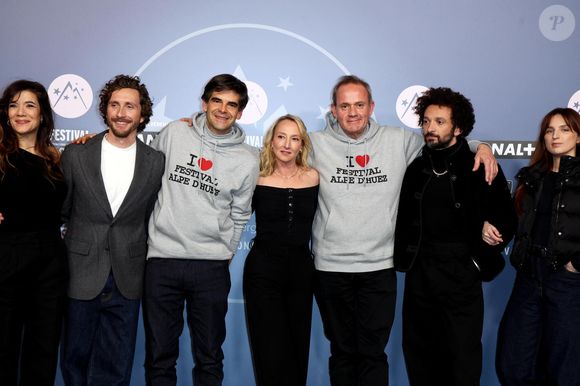 Parmi les autres invités, on a pu retrouver aussi Mélanie Doutey, William Lebghil, Clément Lemoine, Audrey Lamy, Frédéric Cassoly, Baptiste Lecaplain ou bien Alison Wheeler

Mélanie Doutey, William Lebghil, Clément Lemoine, Audrey Lamy (Présidente), Frédéric Cassoly, Baptiste Lecaplain, Alison Wheeler - Tapis rouge de la cérémonie d'ouverture du 29ème Festival International du Film de Comédie de l'Alpe d'Huez le 19 Janvier 2026. © Dominique Jacovides/Bestimage
