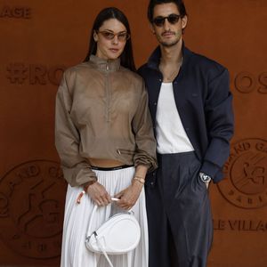 Pierre Niney et sa compagne Natasha Andrews lors des Internationaux de France de Tennis de Roland Garros 2026, à Paris, France, le 7 juin 2026. © Jacovides-Moreau/Bestimage