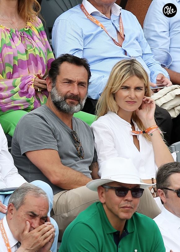 Boucles d'oreilles, bagues, alliances, colliers, bijoux de corps... Elle crée des pièces fines, très "parisiennes", minimalistes et superposables.

Gilles Lellouche et Alizée Guinochet dans les tribunes lors de la finale homme des Internationaux de Tennis de Roland-Garros à Paris, le 11 juin 2017. Crédit Jacovides-Moreau/Bestimage