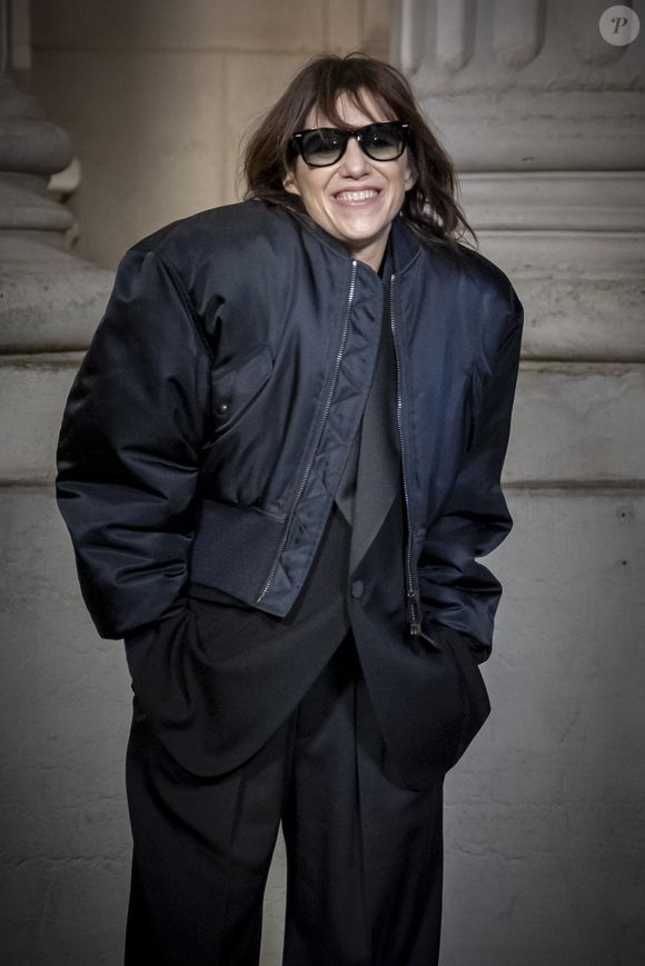 La fille de Serge Gainsbourg portait un costume noir, surmonté d'un blouson d'aviateur, lui faisant de larges épaules.

Charlotte Gainsbourg au photocall du défilé Saint Laurent  "Collection Masculine Prêt-à-Porter Automne/Hiver 2025-2026" lors de la Fashion Week de Paris (PFW) le 28 janvier 2025 © Olivier Borde /Bestimage