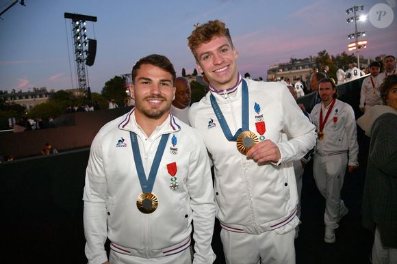Exclusif - Antoine Dupont, Léon Marchand - Remise des médailles par le président de la République à l'Arc de Triomphe aux athlètes lors de la parade des champions à l'occasion des Jeux Olympiques et Paralympiques Paris 2024, sur l'avenue des Champs-Elysées à Paris. Le 14 septembre 2024
© Perusseau-Ramsamy / Bestimage