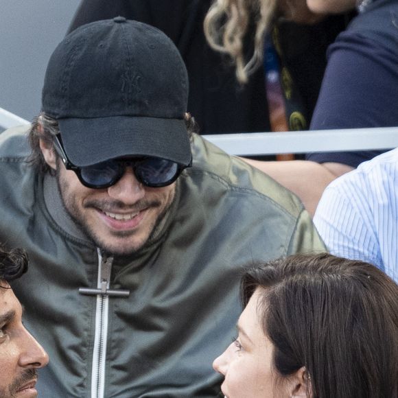 François Civil et sa compagne Adele Exarchopoulos en tribunes lors de la finale messieurs des Internationaux de France de Tennis de Roland Garros 2025 (jour 15), à Paris, France, le 8 juin 2025. © Cyril Moreau/Bestimage