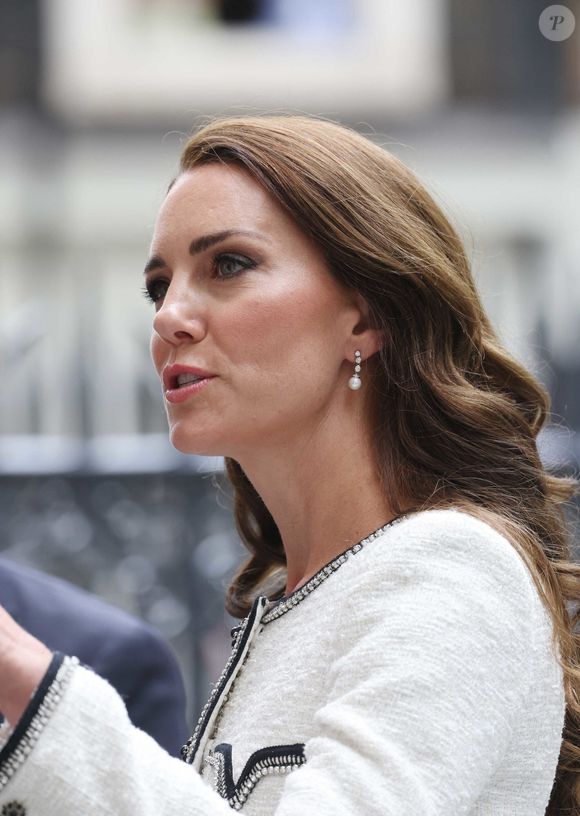 Catherine (Kate) Middleton, princesse de Galles, arrive à la réouverture de la National Portrait Gallery à Londres, Royaume-Uni, le 20 juin 2023, à la suite d'un programme de rénovation de trois ans. La galerie a subi une transformation majeure depuis la fermeture de ses portes en mars 2020, la plus importante depuis l'ouverture du bâtiment il y a 127 ans. Crédit photo :  Mirrorpix / Bestimage