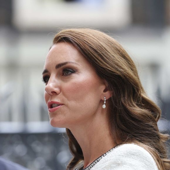 Catherine (Kate) Middleton, princesse de Galles, arrive à la réouverture de la National Portrait Gallery à Londres, Royaume-Uni, le 20 juin 2023, à la suite d'un programme de rénovation de trois ans. La galerie a subi une transformation majeure depuis la fermeture de ses portes en mars 2020, la plus importante depuis l'ouverture du bâtiment il y a 127 ans. Crédit photo :  Mirrorpix / Bestimage