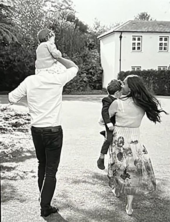 A rappeler qu'avec le prince Harry, l'ex-actrice américaine a eu deux deux enfants : Archie et Lilibet qu'elle préserve jalousement des médias !

Le prince Harry, duc de Sussex et Meghan Markle, duchesse de Sussex, dévoilent des photos et des vidéos inédites de leur fils Archie dans "Harry & Meghan" (Netflix) Le 15 décembre 2022. (Backgrid UK/ Bestimage).