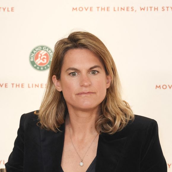 Pour cette édition 2026, la directrice de Roland-Garros, Amélie Mauresmo, a frappé fort en annonçant une dotation globale record de 61,723 millions d'euro pour le tournoi.

Amélie Mauresmo lors de la conférence de presse du tournoi de tennis du Grand Chelem de Roland-Garros 2026, au stade Roland-Garros à Paris, France. 

©Jack Tribeca/Bestimage