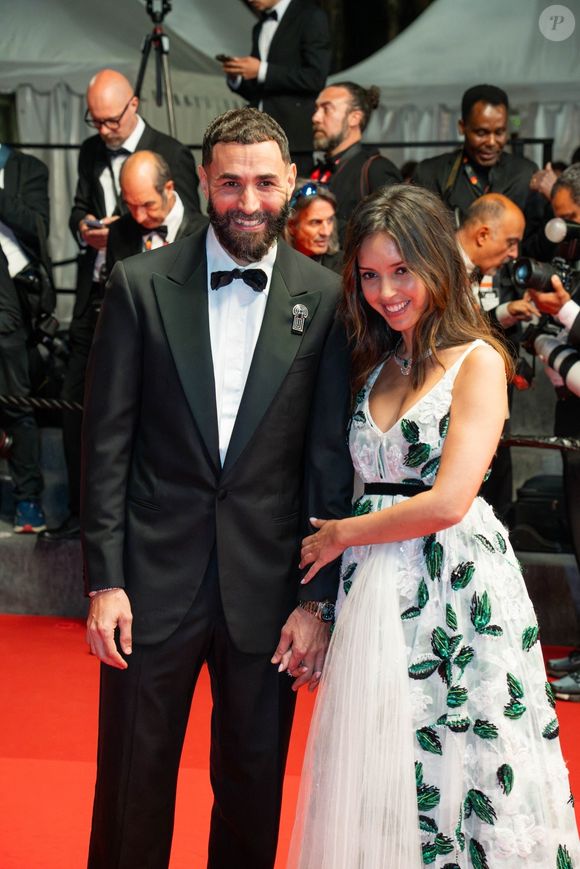 Le couple affiche un large sourire et l’ambiance a l’air particulièrement bonne et décontractée

Karim Benzema et sa compagne Lyna Khoudri à la descente des marches du film « 13 jours 13 nuits » lors du 78ème Festival International du Film de Cannes. Le 23 mai 2025
© Backgrid USA/ Bestimage