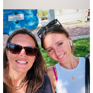 Laure Manaudou pose avec sa fille Manon qui a fêté ses 15 ans le 2 avril 2025