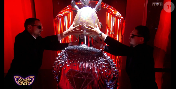 Le Rhinocéros a été éliminé de "Mask Singer 2025" lors du lancement de la septième saison. Patrick Sébastien se cachait sous le costume et aucun enquêteur ne l'avait trouvé. TF1, le 2 mai 2025.