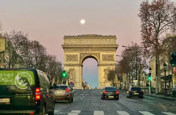 Ses bureaux sont situés en plein coeur des Champs-Elysées

Illustration de la première Super Lune, Wolf Moon, de l'année 2026 avec l'arc de triomphe de l'Étoile sur l'avenue des Champs-Élysées à Paris, France, le 4 janvier 2026. © Valerian Wagner/Bestimage