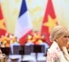 Emmanuel et Brigitte Macron ont notamment participé à un dîner fastueux, organisé au Centre international des congrès de Hanoi, ce lundi 26 mai 2025. Et évidemment, tous les yeux étaient braqués ce soir-là vers la Première dame.
Le président français E. Macron et sa femme B. Macron, aux côtés de son homologue vietnamien Luong Cuong avec sa femme Nguyen Thi Minh Nguyet, lors d'un dîner d'État au Centre international des congrès de Hanoi, au Vietnam, le 26 mai 2025. © Jeanne Accorsini / Pool / Bestimage