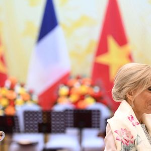 Emmanuel et Brigitte Macron ont notamment participé à un dîner fastueux, organisé au Centre international des congrès de Hanoi, ce lundi 26 mai 2025. Et évidemment, tous les yeux étaient braqués ce soir-là vers la Première dame.

Le président français E. Macron et sa femme B. Macron, aux côtés de son homologue vietnamien Luong Cuong avec sa femme Nguyen Thi Minh Nguyet, lors d'un dîner d'État au Centre international des congrès de Hanoi, au Vietnam, le 26 mai 2025. © Jeanne Accorsini / Pool / Bestimage