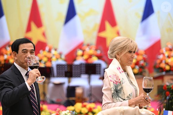 Emmanuel et Brigitte Macron ont notamment participé à un dîner fastueux, organisé au Centre international des congrès de Hanoi, ce lundi 26 mai 2025. Et évidemment, tous les yeux étaient braqués ce soir-là vers la Première dame.

Le président français E. Macron et sa femme B. Macron, aux côtés de son homologue vietnamien Luong Cuong avec sa femme Nguyen Thi Minh Nguyet, lors d'un dîner d'État au Centre international des congrès de Hanoi, au Vietnam, le 26 mai 2025. © Jeanne Accorsini / Pool / Bestimage