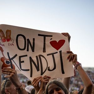 et malgré la chaleur, le public était au rendez-vous

Kendji Girac en concert lors du festival de musique du Printemps de Perouges au Chateau de Saint-Maurice-de-Remens le 29 juin 2025. © Sandrine Thesillat / PsNewZ / Bestimage