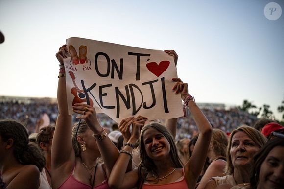 et malgré la chaleur, le public était au rendez-vous

Kendji Girac en concert lors du festival de musique du Printemps de Perouges au Chateau de Saint-Maurice-de-Remens le 29 juin 2025. © Sandrine Thesillat / PsNewZ / Bestimage