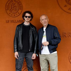 Gad Elmaleh avec son fils Noé au village lors des Internationaux de France de Tennis de Roland Garros 2025, à Paris, France, le 8 juin 2025. © Cyril Moreau/Bestimage