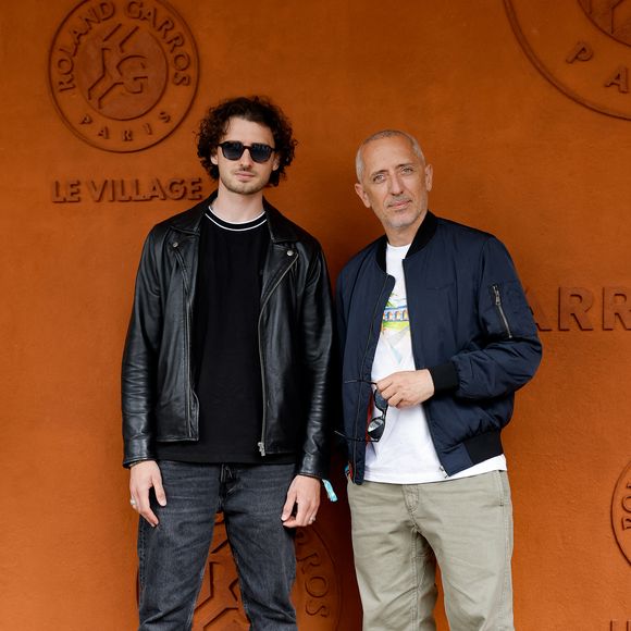 Gad Elmaleh avec son fils Noé au village lors des Internationaux de France de Tennis de Roland Garros 2025, à Paris, France, le 8 juin 2025. © Cyril Moreau/Bestimage