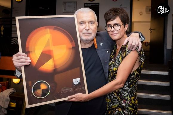 Bernard Lavilliers remet un disque de platine à sa femme Sophie Chevallier-Lavilliers pour sa participation à son album (création graphique) - Backstage du concert de Bernard Lavilliers à l'Olympia à Paris le 16 juin 2022. © Jack Tribeca / Bestimage