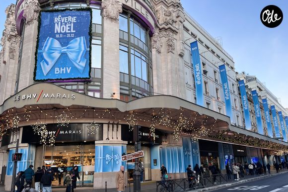 Façade du magasin - Illustration des rayons vides, au BHV Marais (Bazar de l'Hôtel de Ville) à Paris. Le 20 novembre 2025
Suite à l'arrivée du géant chinois Shein au 6e étage du Bazar de l'Hôtel de Ville, de nombreuses marques ont décidé de quitter ce grand magasin parisien. À tous les étages du magasin, les allées se désertifient et les rayonnages sont tristement vides.
© Céline Bonnarde / Bestimage