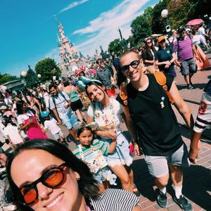 Elle accompagne régulièrement sa mère et la maquille.

Maggy et Annily font le plus grand bonheur d'Alizée. Capture d'écran Instagram