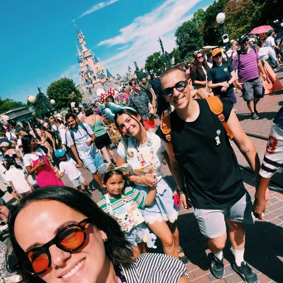 Elle accompagne régulièrement sa mère et la maquille.

Maggy et Annily font le plus grand bonheur d'Alizée. Capture d'écran Instagram
