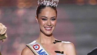 Hinaupoko Devèze (Miss France 2026) : Couple, enfance, études ... Tout ce que vous ignorez sur celle qui succède à Angélique Angarni-Filopon !