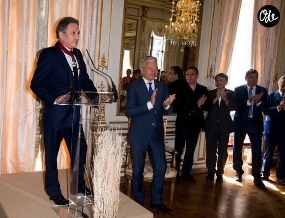 Il assure n'être jamais intervenu dans sa sélection.

Didier Reynders (Vice-Premier Ministre et Ministre des Affaires étrangères), Michel Drucker, François Pirette, Salvatore Adamo, Eddy Merckx, Jacky Ickx - Michel Drucker élevé au rang de commandeur de l'Ordre de la Couronne lors d'une cérémonie qui a eu lieu au palais d'Egmont à Bruxelles le 27 juin 2014.
Frederic Andrieu / Bestimage