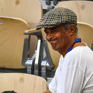 Une opération chirurgicale d'urgence pour l'appendicite a obligé l'ancien joueur, devenu chanteur, à lever temporairement le pied.

Yannick Noah dans les tribunes lors des Internationaux de France de Tennis de Roland Garros 2026, le 4 juin 2026. 

© Baptiste Autissier / PsnewZ / Bestimage