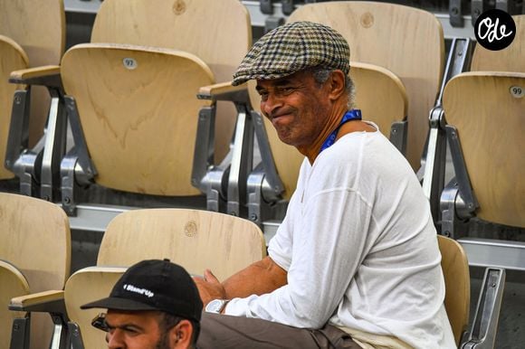 Une opération chirurgicale d'urgence pour l'appendicite a obligé l'ancien joueur, devenu chanteur, à lever temporairement le pied.

Yannick Noah dans les tribunes lors des Internationaux de France de Tennis de Roland Garros 2026, le 4 juin 2026. 

© Baptiste Autissier / PsnewZ / Bestimage