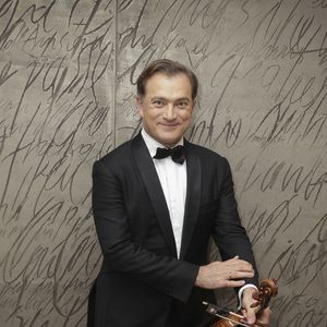 À 48 ans, Renaud, violoniste est un chef d’orchestre qui enchante les scènes internationales...

Exclusif - Renaud Capuçon - Concert de Renaud Capuçon à l’Olympia à Paris, France, le 10 mars 2024.  © Moreau-Tribeca/Bestimage